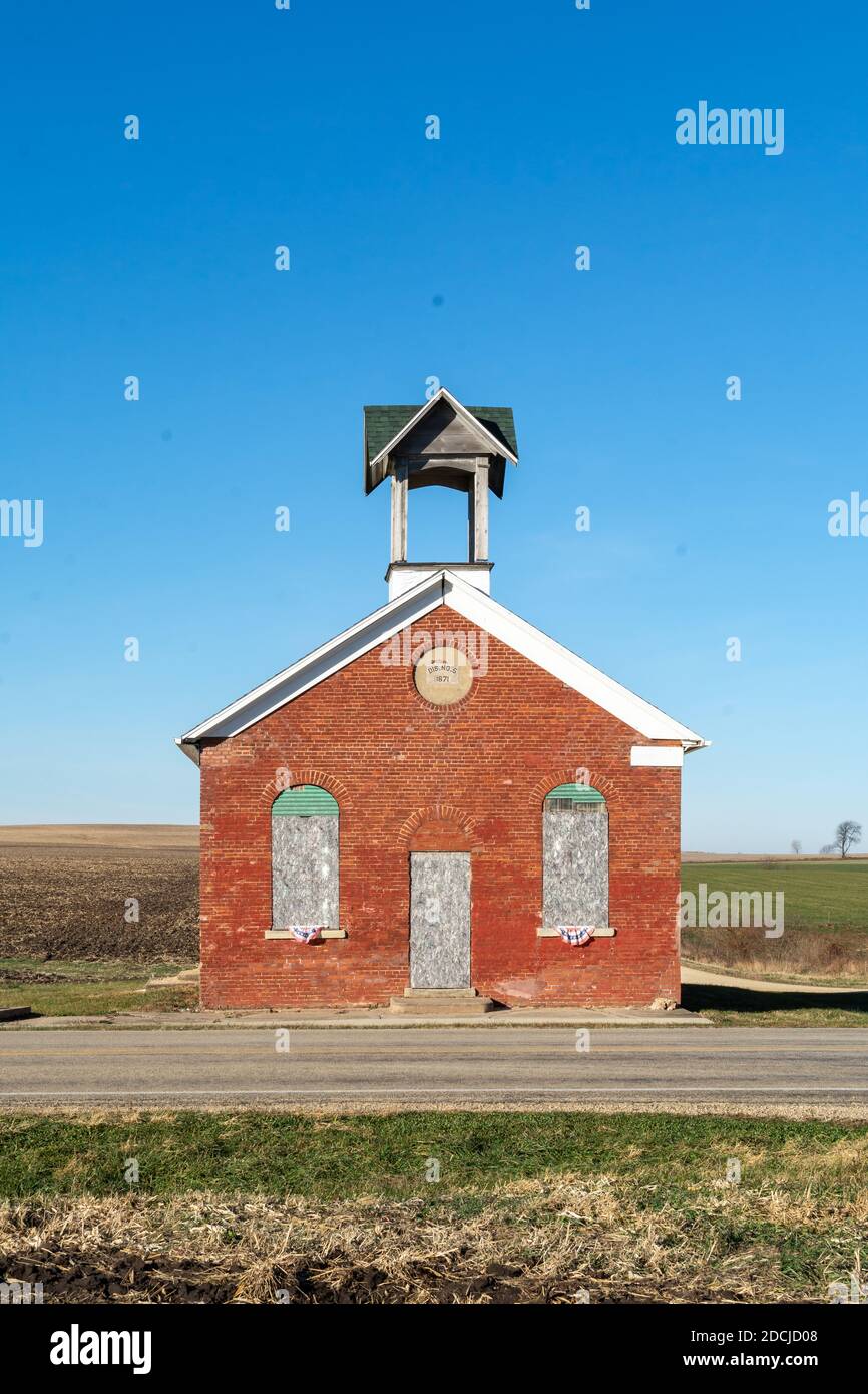 Vecchia scuola di una stanza con campi di fattoria dietro. Valle tedesca, Illinois. Foto Stock