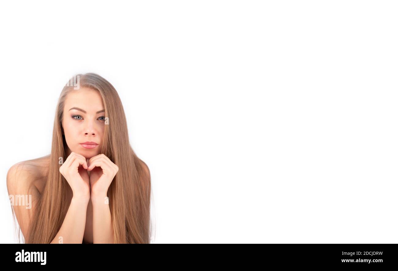 Giovane donna sana con capelli lunghi mostra il cuore delle mani Sfondo bianco isolato Foto Stock