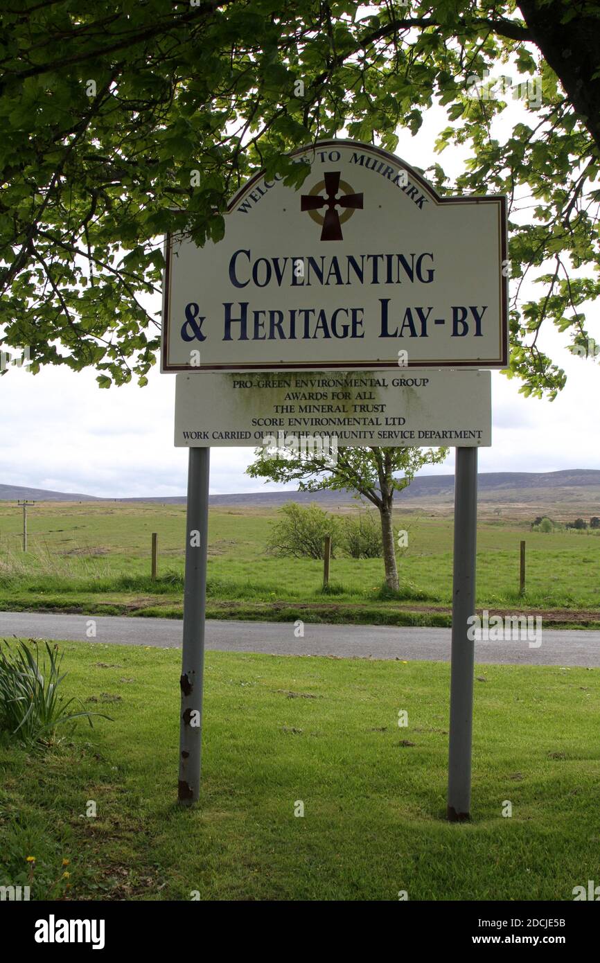 Muirkirk Village, East Ayrshire, Scozia, Regno Unito . Layby con informazioni turistiche cairns, totem pole, ponte, benvenuto a Muirkirk segno Foto Stock