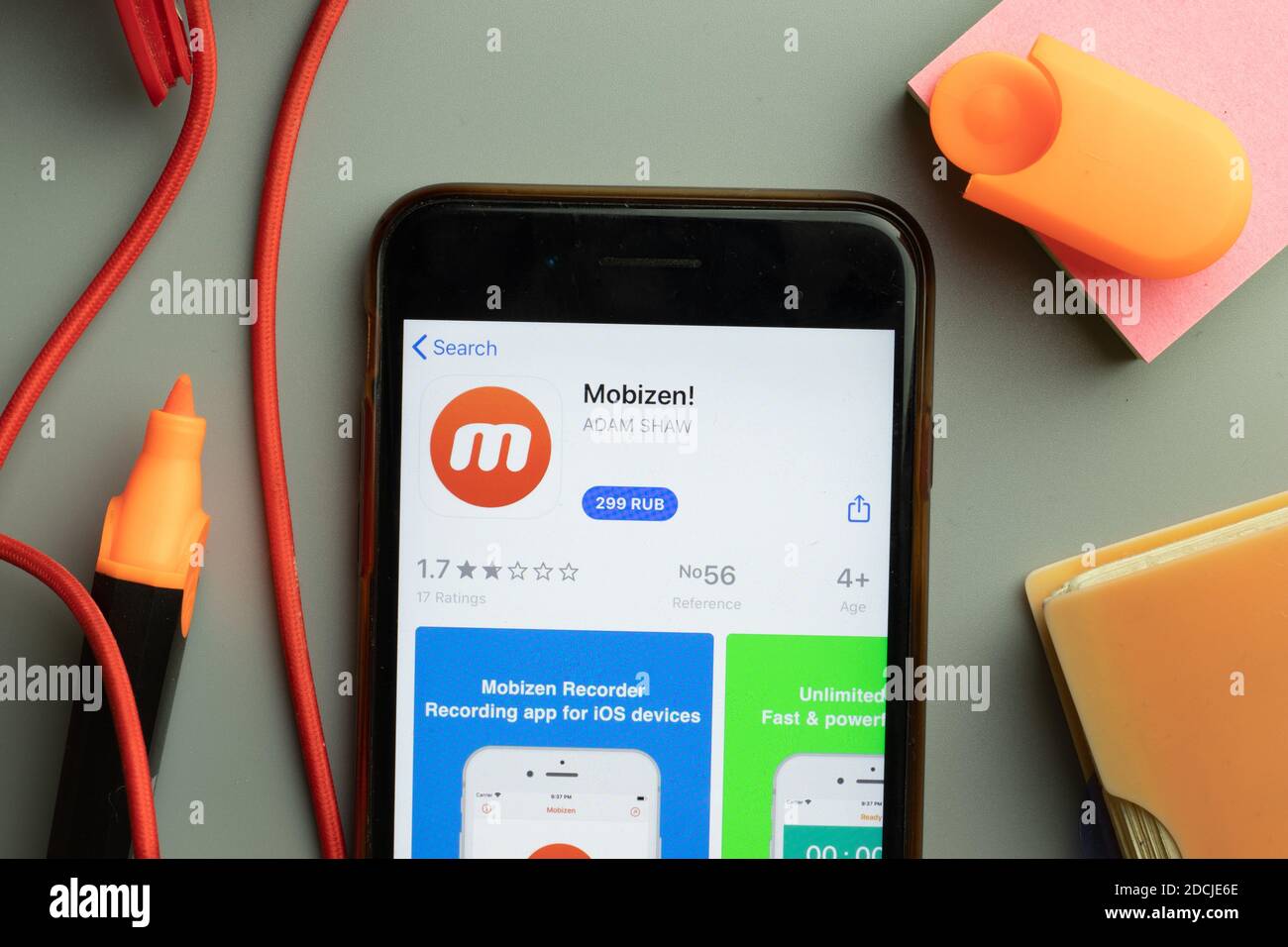 New York, Stati Uniti - 7 novembre 2020: Primo piano dello schermo del telefono con il logo dell'app mobile Mobizen in esposizione, Editoriale illustrativo. Foto Stock