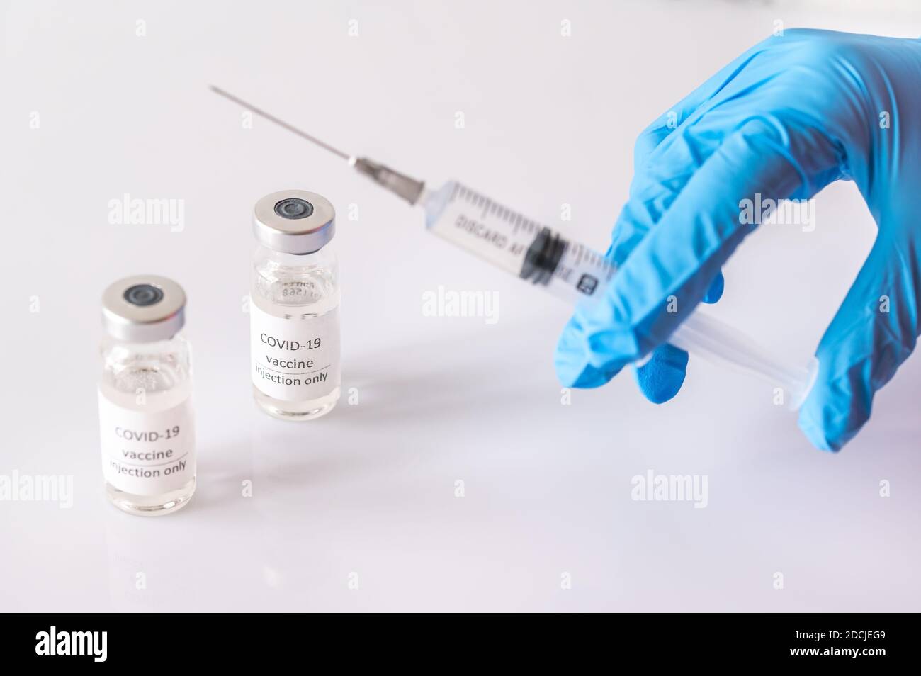 Il medico ritira il farmaco dal tubo di vaccino di Coronavirus Foto Stock
