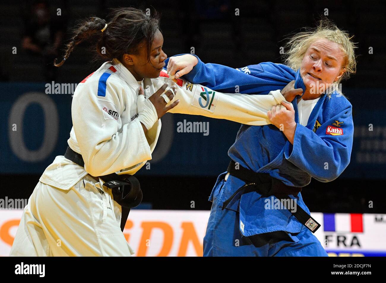 Praga, Repubblica Ceca. 21 Nov 2020. MADELEINE MALONGA di Francia (a sinistra) e LUISE MALZAHN di Germania combattono durante le donne´s sotto i 78 kg di gioco all'interno dei Campionati europei di JUDO a Praga, Repubblica Ceca, 21 novembre 2020. Credit: Vit Simanek/CTK Photo/Alamy Live News Foto Stock