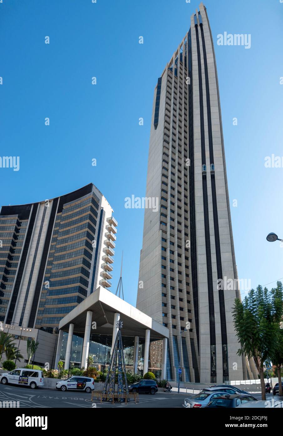 La popolare meta di vacanza e il luogo di sole invernale di Benidorm, Costa Blanca, Spagna, grattacieli molto vicini e spiagge spettacolari Foto Stock