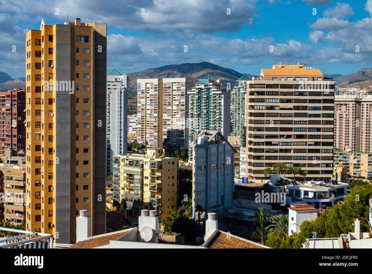 La popolare meta di vacanza e il luogo di sole invernale di Benidorm, Costa Blanca, Spagna, grattacieli molto vicini e spiagge spettacolari Foto Stock