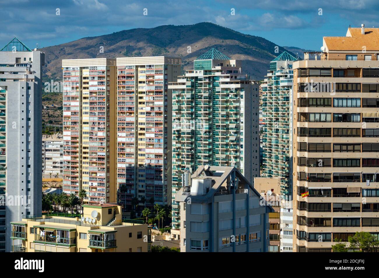 La popolare meta di vacanza e il luogo di sole invernale di Benidorm, Costa Blanca, Spagna, grattacieli molto vicini e spiagge spettacolari Foto Stock