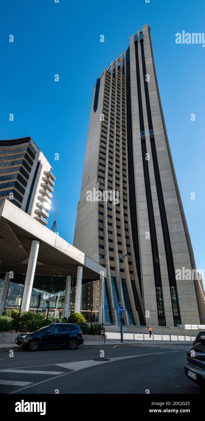 La popolare meta di vacanza e il luogo di sole invernale di Benidorm, Costa Blanca, Spagna, grattacieli molto vicini e spiagge spettacolari Foto Stock