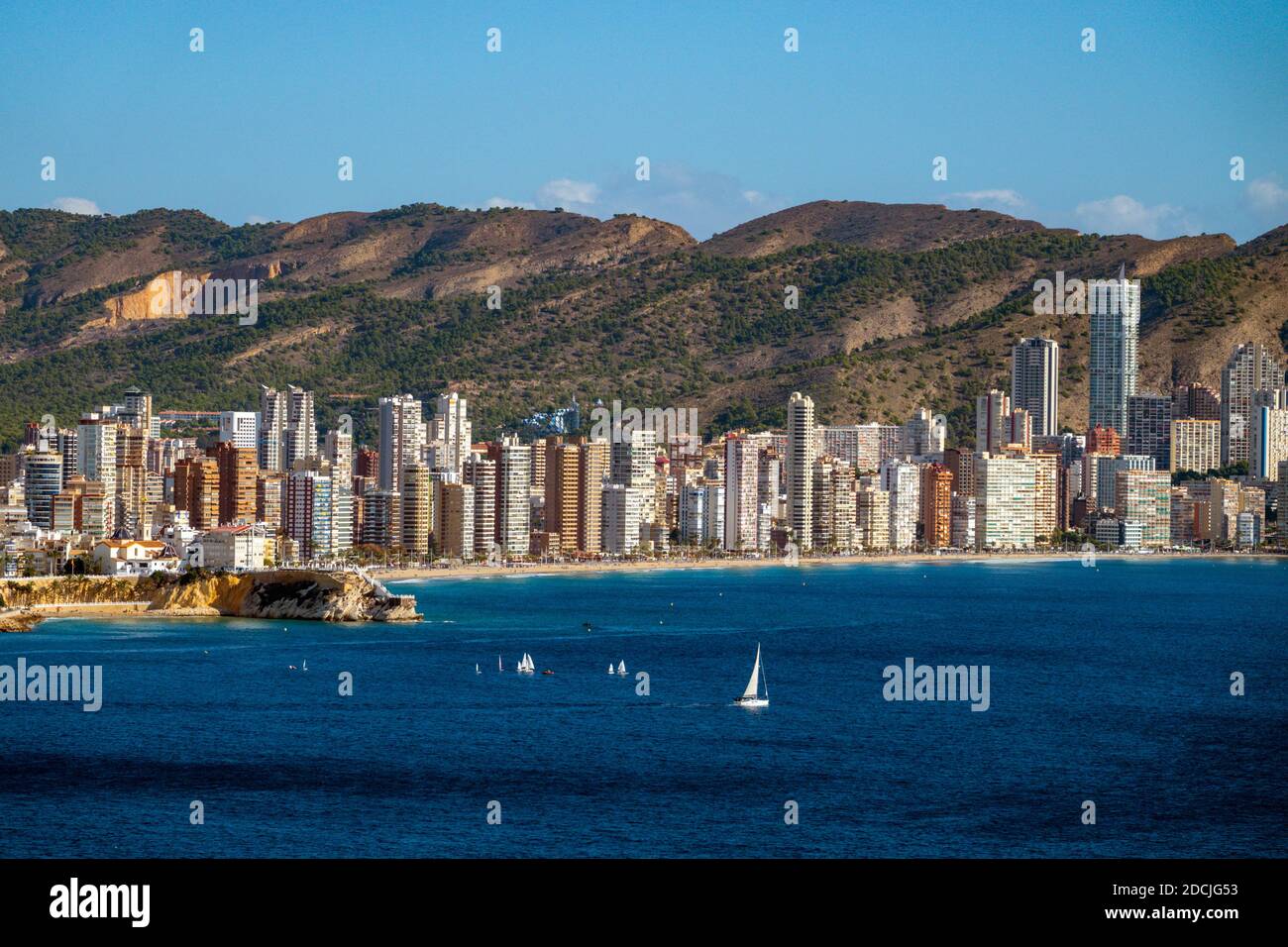 La popolare meta di vacanza e il luogo di sole invernale di Benidorm, Costa Blanca, Spagna, grattacieli molto vicini e spiagge spettacolari Foto Stock