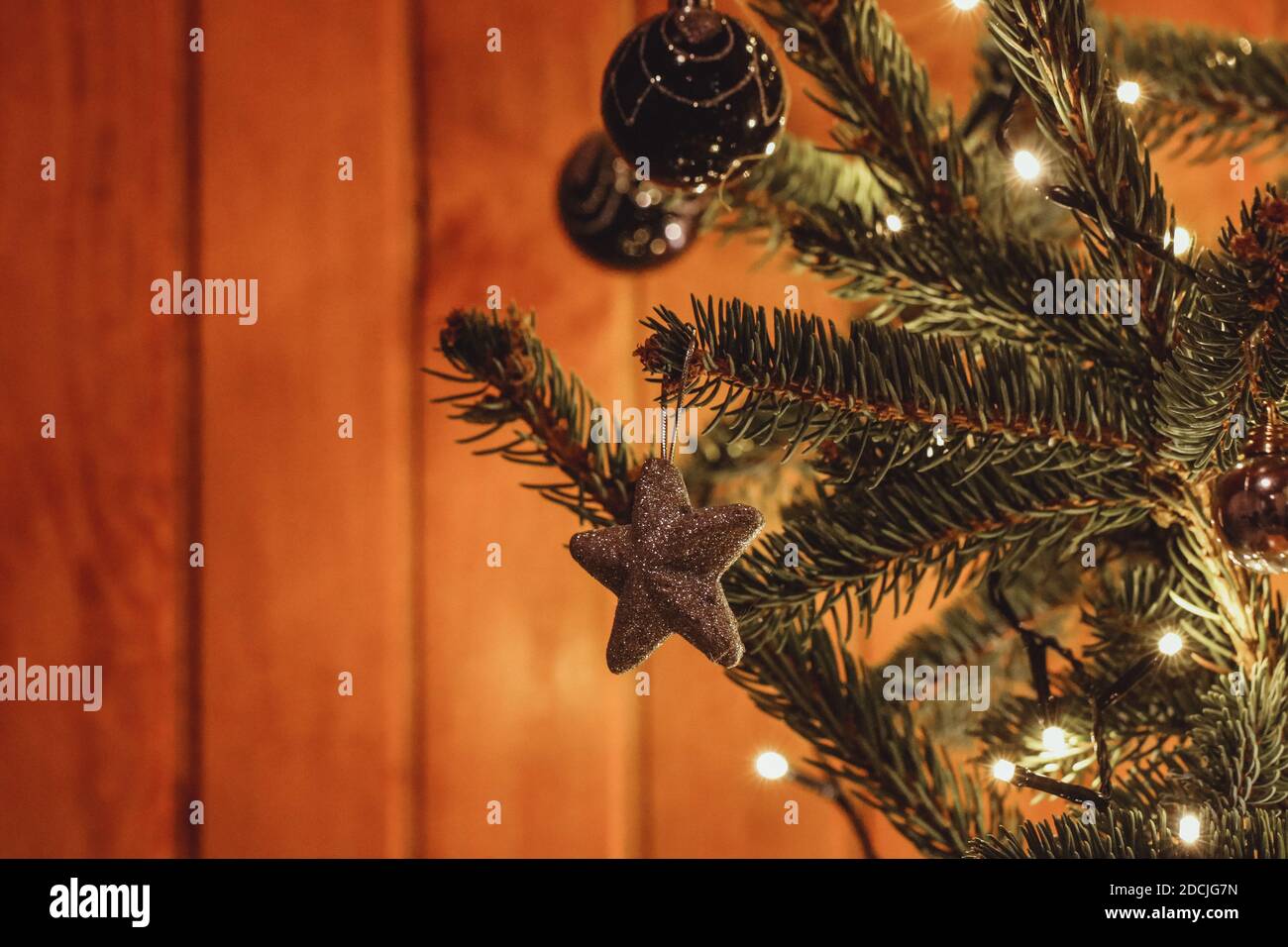 Albero di natale con luci e ornamenti Foto Stock