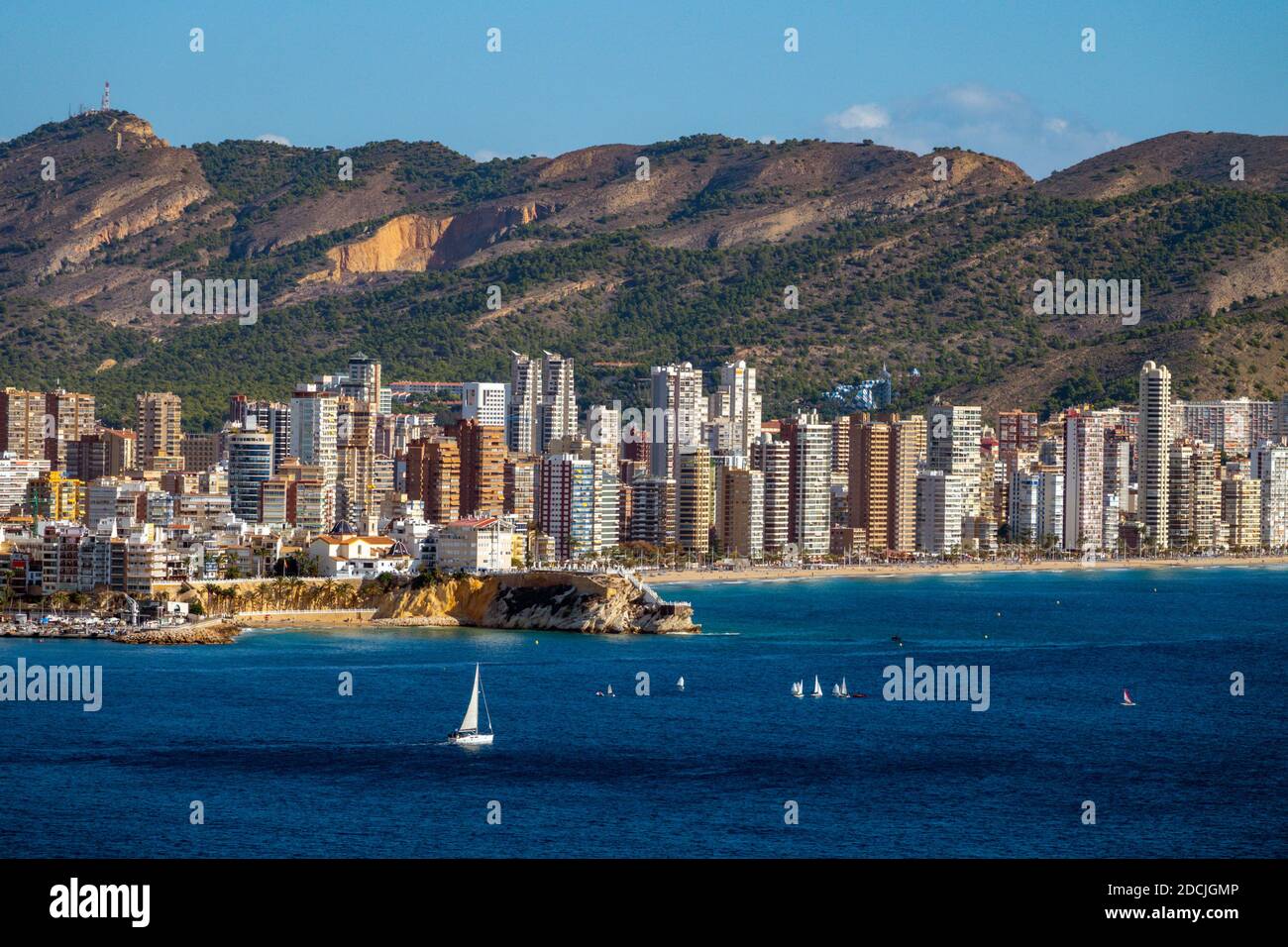 La popolare meta di vacanza e il luogo di sole invernale di Benidorm, Costa Blanca, Spagna, grattacieli molto vicini e spiagge spettacolari Foto Stock
