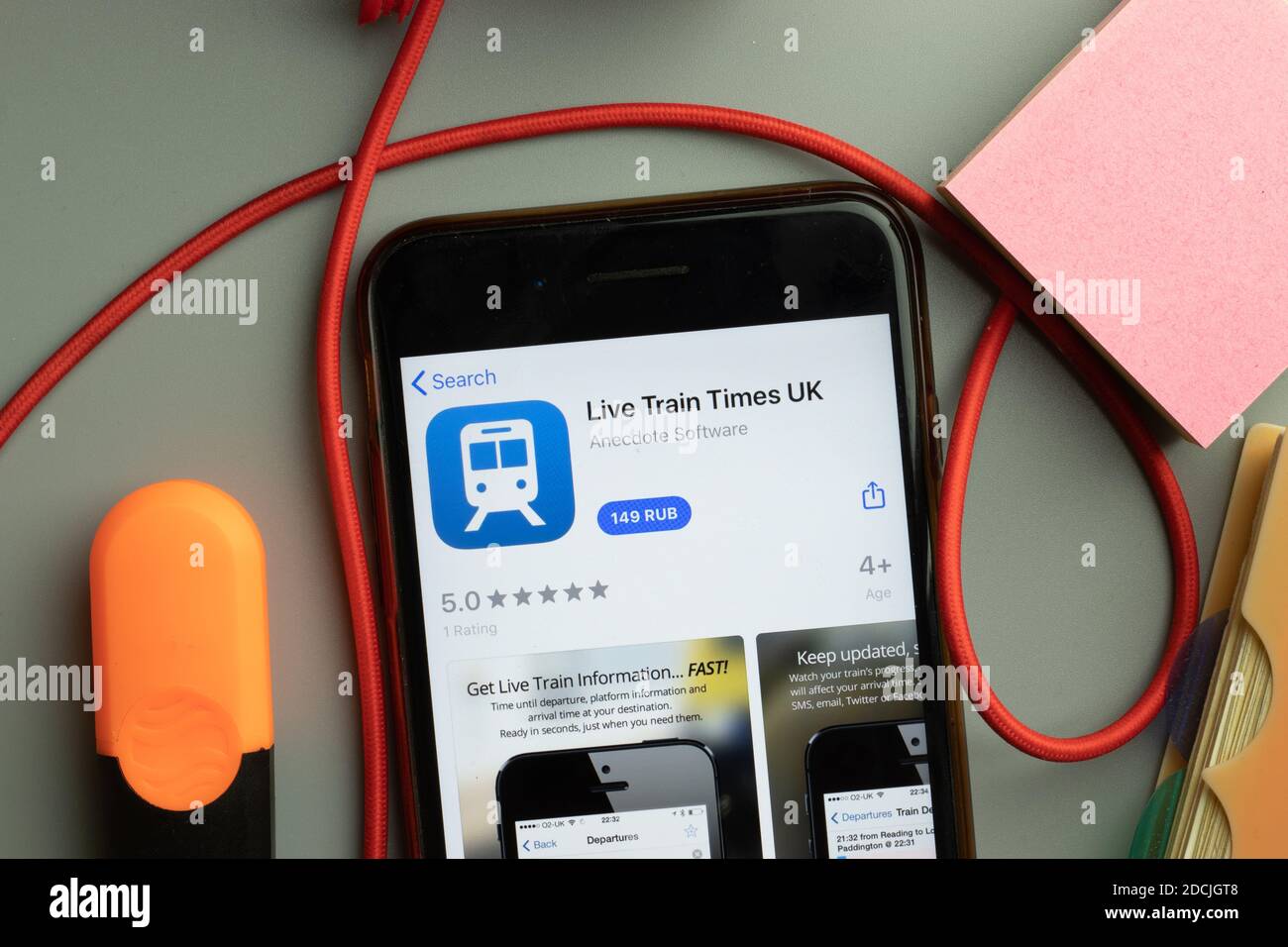 New York, Stati Uniti - 7 novembre 2020: Live Train Times UK app store logo sullo schermo del telefono, editoriale illustrativo. Foto Stock