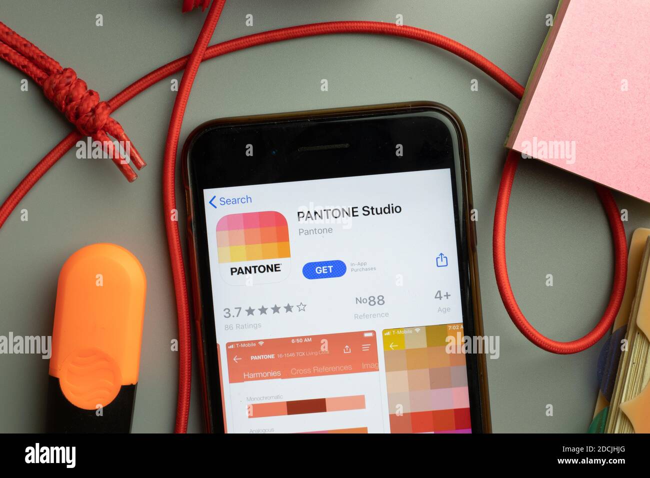 New York, Stati Uniti - 7 Novembre 2020: Logo PANTONE Studio app store sullo schermo del telefono, editoriale illustrativo. Foto Stock