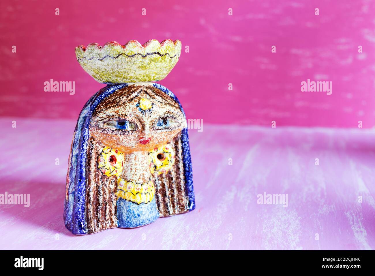 Cairo -Egitto Novembre 16.2020 : stile Nubiano artigianale artistico dipinto colorato decorato ceramica candela figura un bel Nubian donne da Foto Stock