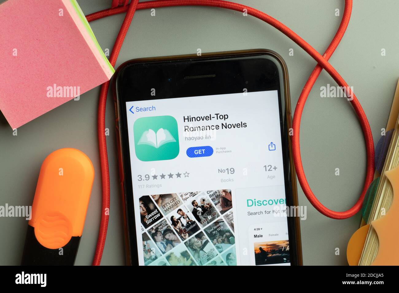 New York, Stati Uniti - 7 novembre 2020: Hinovel Romance romanzi app store logo sullo schermo del telefono, editoriale illustrativo. Foto Stock