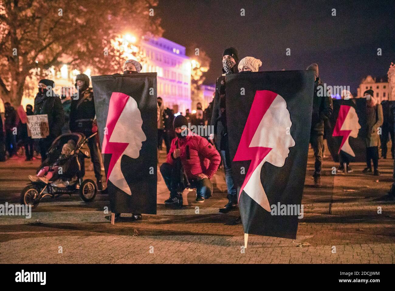 Poznan / Polonia - 21.11.2020: Manifestazione contro il divieto totale di aborto, le donne protestano contro le restrizioni ai diritti delle donne. Foto Stock