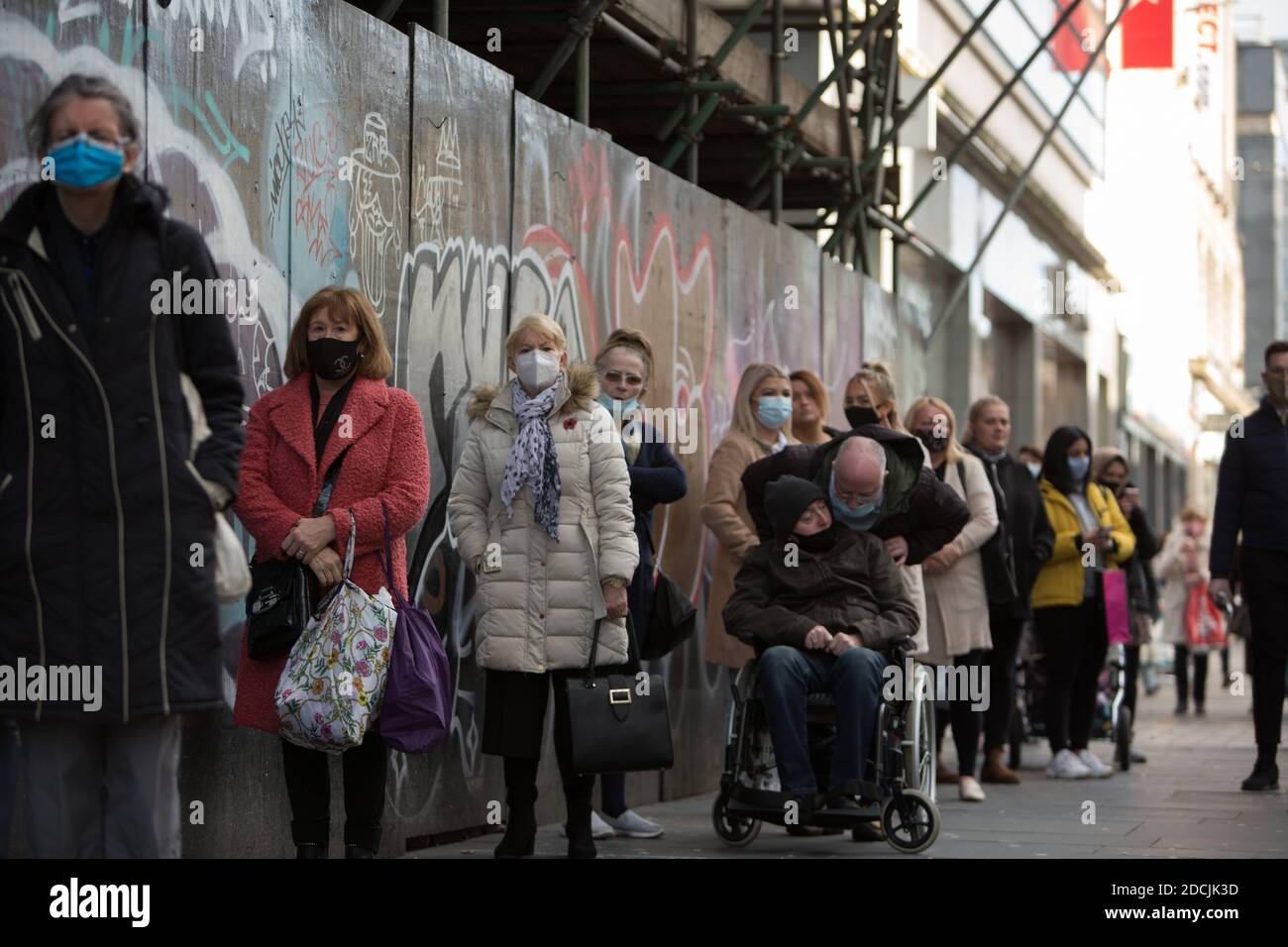 Shopping natalizio dal 2° all'ultimo giorno prima della chiusura dei cchops per un secondo blocco di 3 settimane (sotto il sistema di blocco Tier 4 della Scozia), in testa a Natale, a Glasgow, Scozia, 19 novembre 2020. Foto Stock