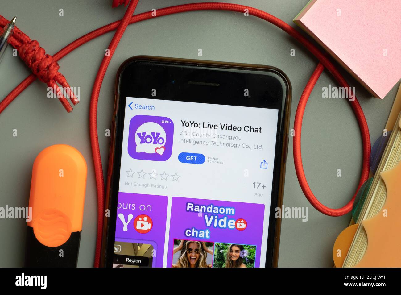 New York, Stati Uniti - 7 novembre 2020: Logo dell'app store di Yoyo Live Video Chat sullo schermo del telefono, editoriale illustrativo. Foto Stock