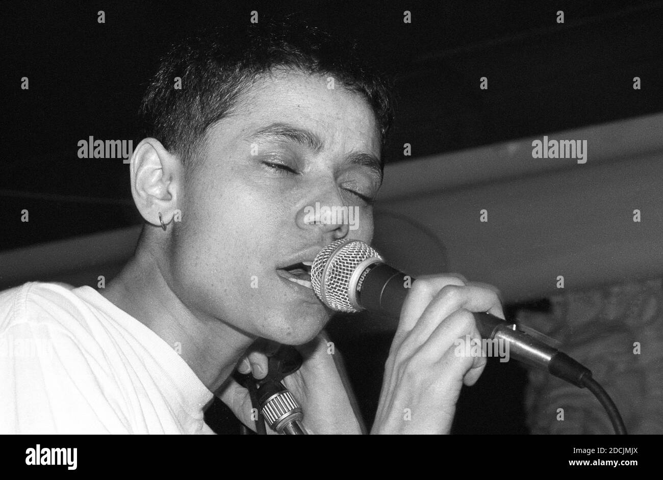 Donna Savage della band indie neozelandese Dead Famous People che si esibisce al West Hampstead Moonlight Club, Londra, 24/10/90. Foto Stock