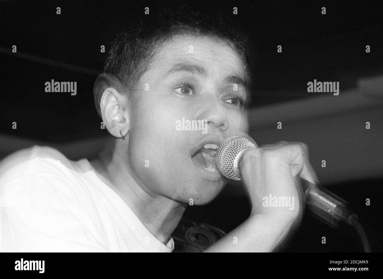 Donna Savage della band indie neozelandese Dead Famous People che si esibisce al West Hampstead Moonlight Club, Londra, 24/10/90. Foto Stock