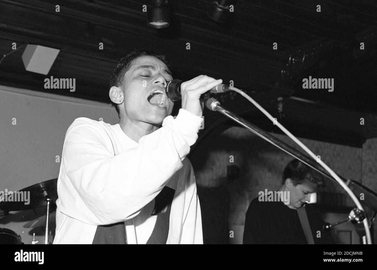 Donna Savage della band indie neozelandese Dead Famous People che si esibisce a Bedford Esquires il 12 ottobre 1990. Foto Stock