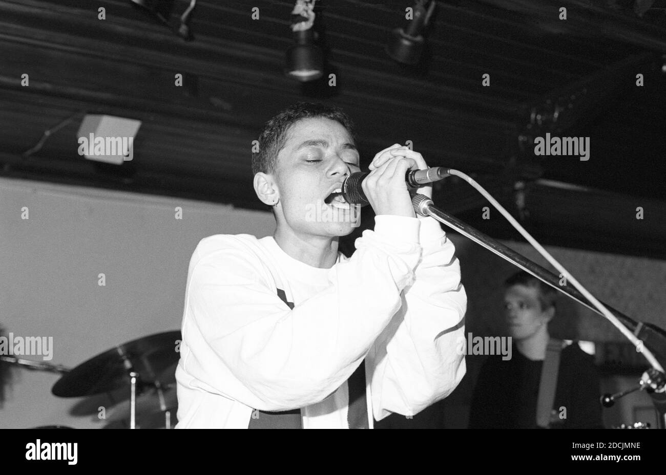 Donna Savage della band indie neozelandese Dead Famous People che si esibisce a Bedford Esquires il 12 ottobre 1990. Foto Stock