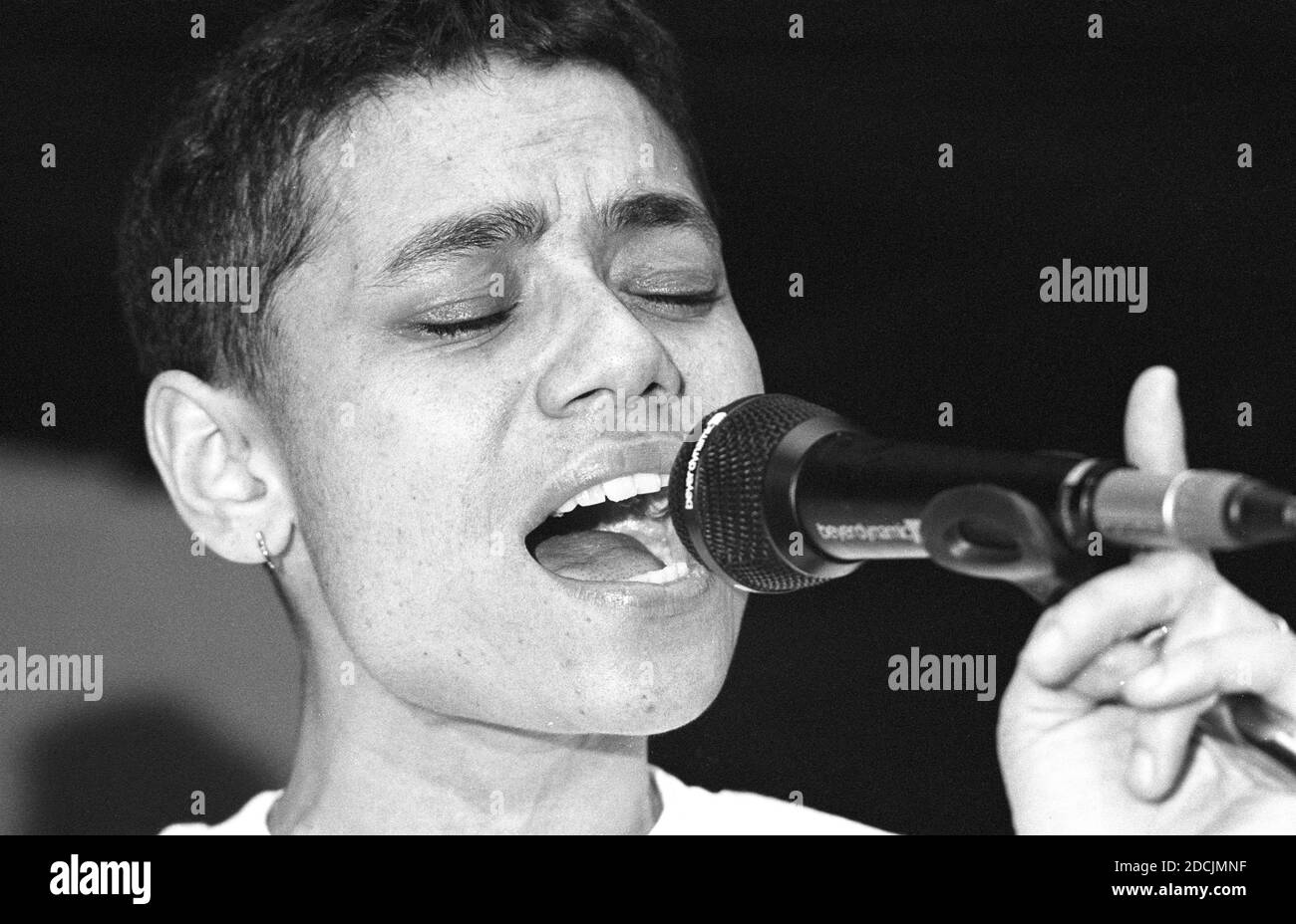 Donna Savage della band indie neozelandese Dead Famous People che si esibisce a Bedford Esquires il 12 ottobre 1990. Foto Stock
