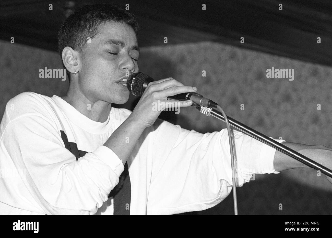 Donna Savage della band indie neozelandese Dead Famous People che si esibisce a Bedford Esquires il 12 ottobre 1990. Foto Stock