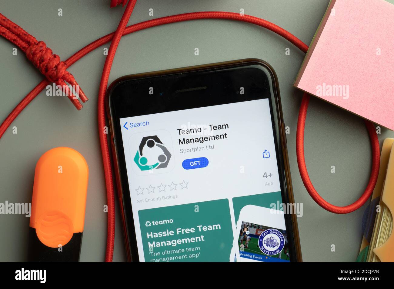 New York, Stati Uniti - 7 novembre 2020: Logo dell'app store di Teamo Team Management sullo schermo del telefono, editoriale illustrativo. Foto Stock