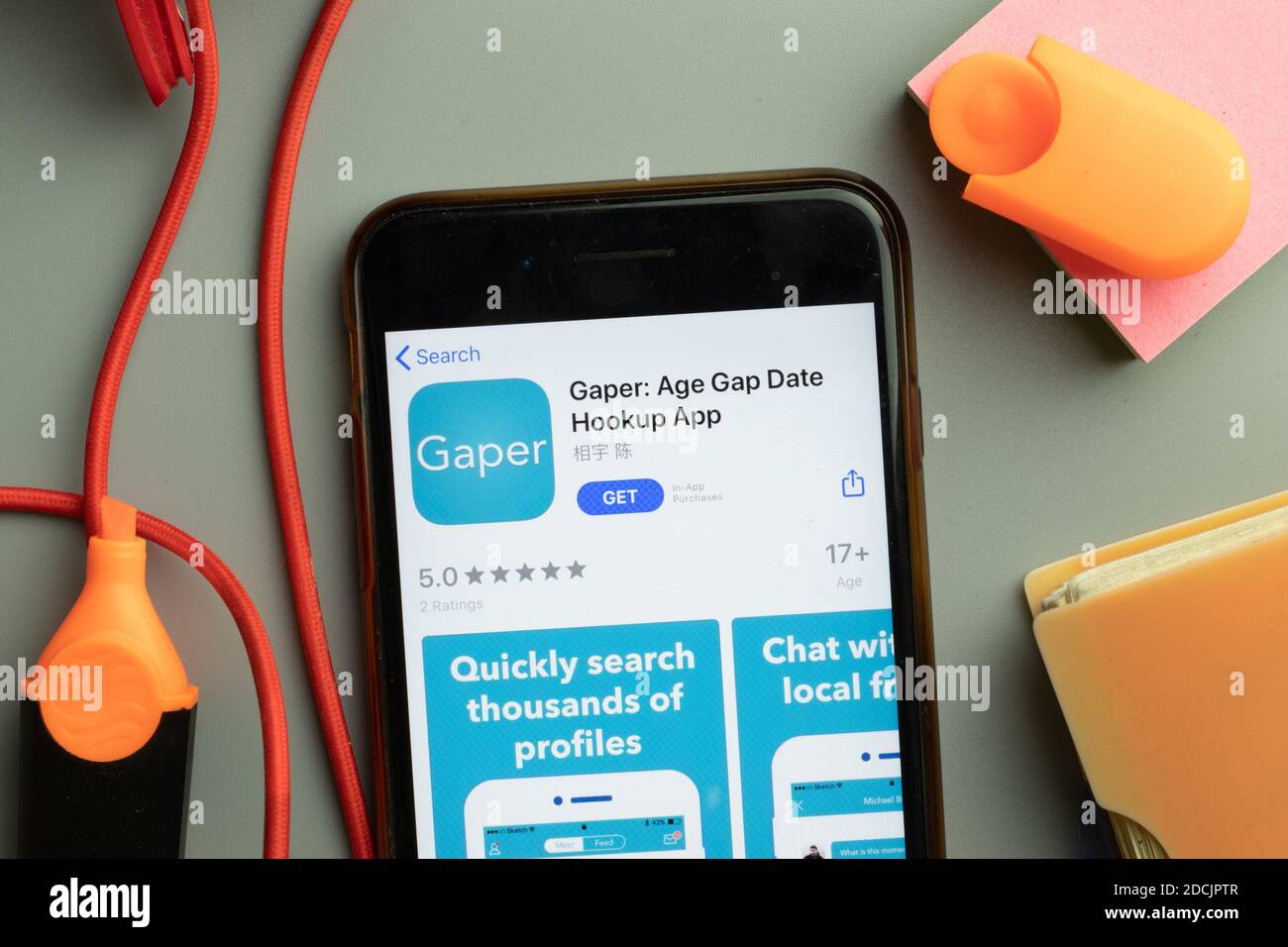 New York, Stati Uniti - 7 novembre 2020: Primo piano dello schermo del telefono con il logo dell'app mobile di Hookup di Gaper Age Gap Date in esposizione, Editoriale illustrativo Foto Stock