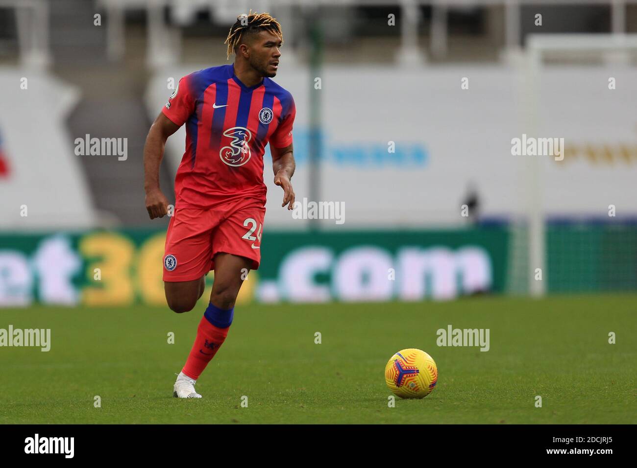 NEWCASTLE UPON TYNE, INGHILTERRA - 21 NOVEMBRE: REECE James di Chelsea durante la partita della Premier League tra Newcastle United e Chelsea a St. James Park il 21 novembre 2020 a Newcastle upon Tyne, Regno Unito. Gli stadi sportivi di tutto il Regno Unito sono soggetti a rigorose restrizioni a causa del Coronavirus Pandemic, in quanto le leggi governative sull'allontanamento sociale vietano i tifosi all'interno dei locali, con conseguente gioco a porte chiuse. (Foto di MB Media) Foto Stock