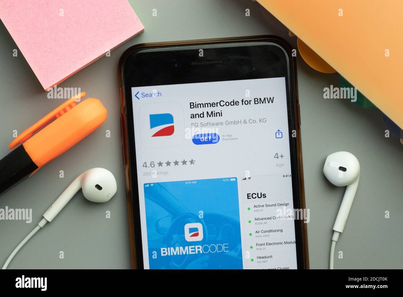New York, Stati Uniti - 7 novembre 2020: BimmerCode per il logo BMW e Mini App Store sullo schermo del telefono, Editoriale illustrativo Foto Stock
