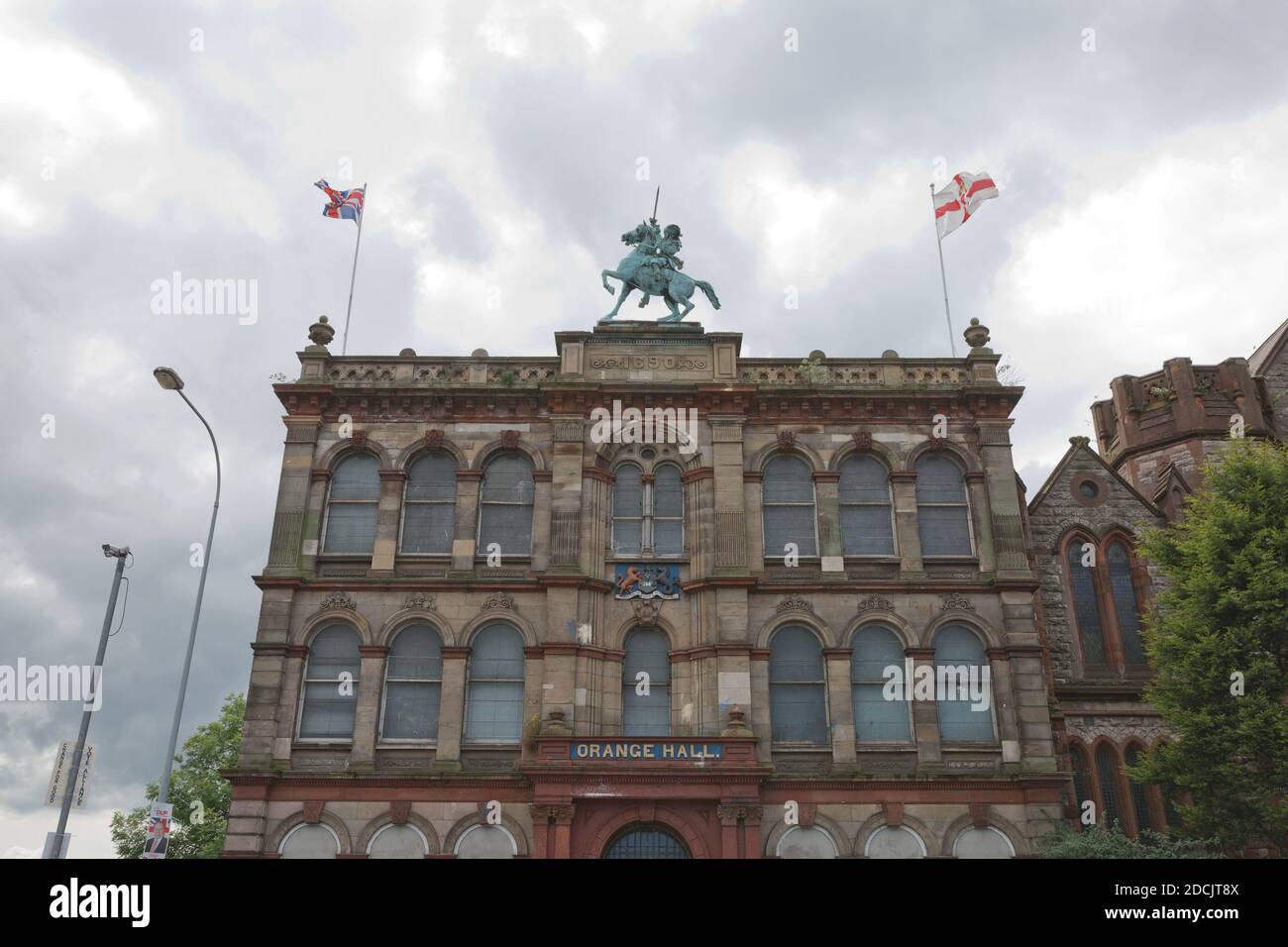 Belfast Orange Hall su Clifton Street con la statua del re guglielmo sulla cima e la facciata in pietra a Belfast, Irlanda del Nord. Foto Stock