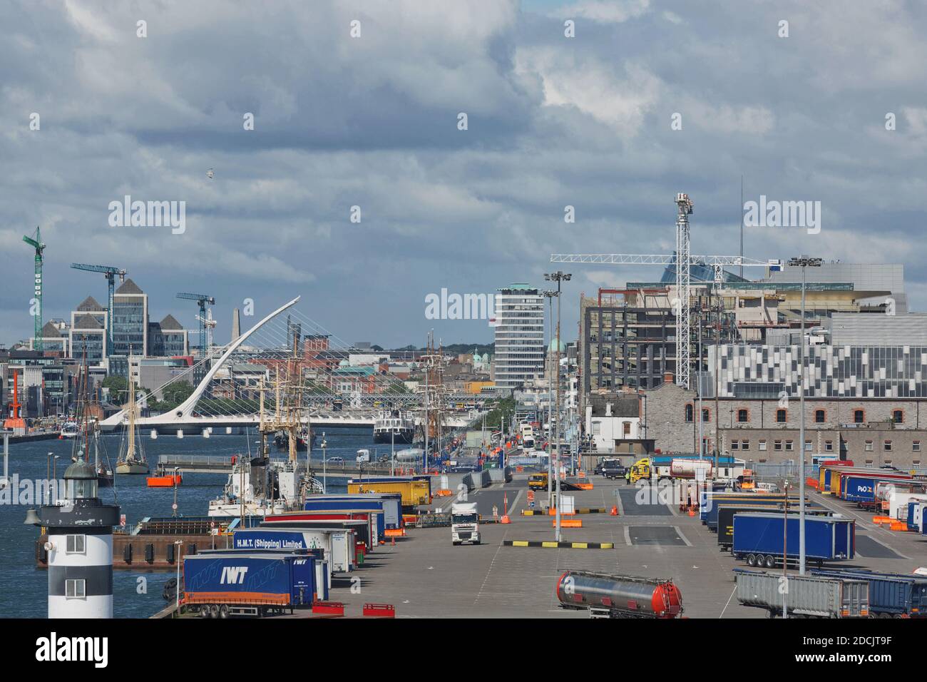 Dublino, Irlanda - 6 giugno 2017: Vista di Dublino e Samuel Beckett Bridge noto come Harp Bridge dal porto di Dublino in Irlanda. Foto Stock