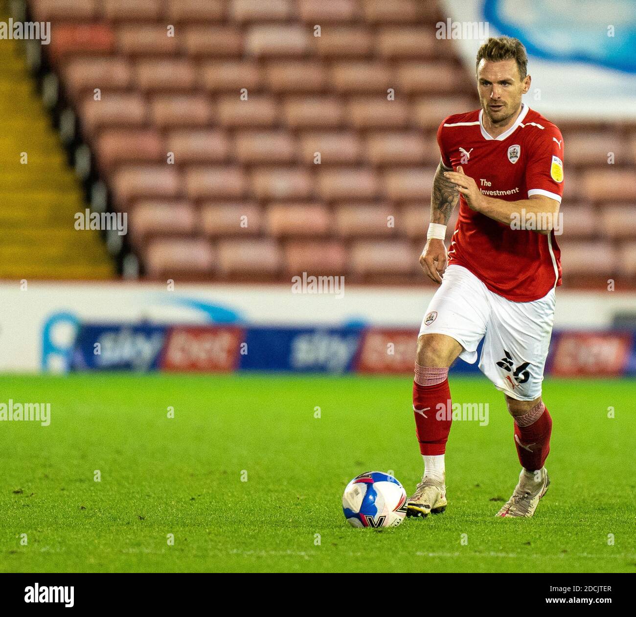 Oakwell Stadium, Barnsley, Yorkshire, Regno Unito. 21 Nov 2020. Campionato di calcio della Lega inglese, Barnsley FC contro Nottingham Forest; Michael Sollbauer di Barnsley sulla palla Credit: Action Plus Sports/Alamy Live News Foto Stock