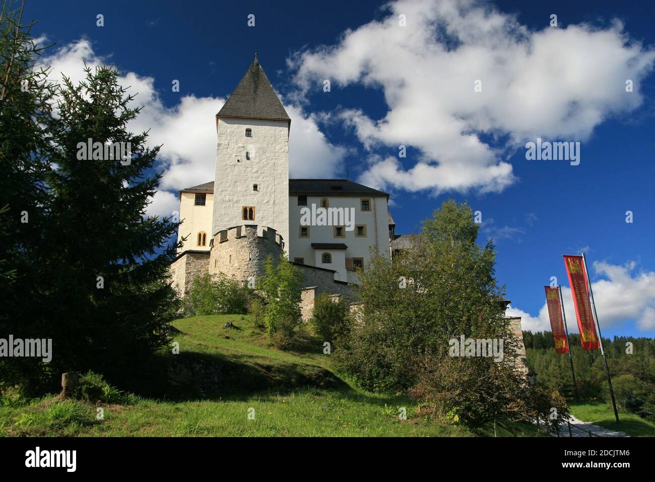 Castello di Mauterndorf, castello medievale in collina a Mauterndorf, costruito dagli Arcivescovi di Salisburgo, Austria Foto Stock