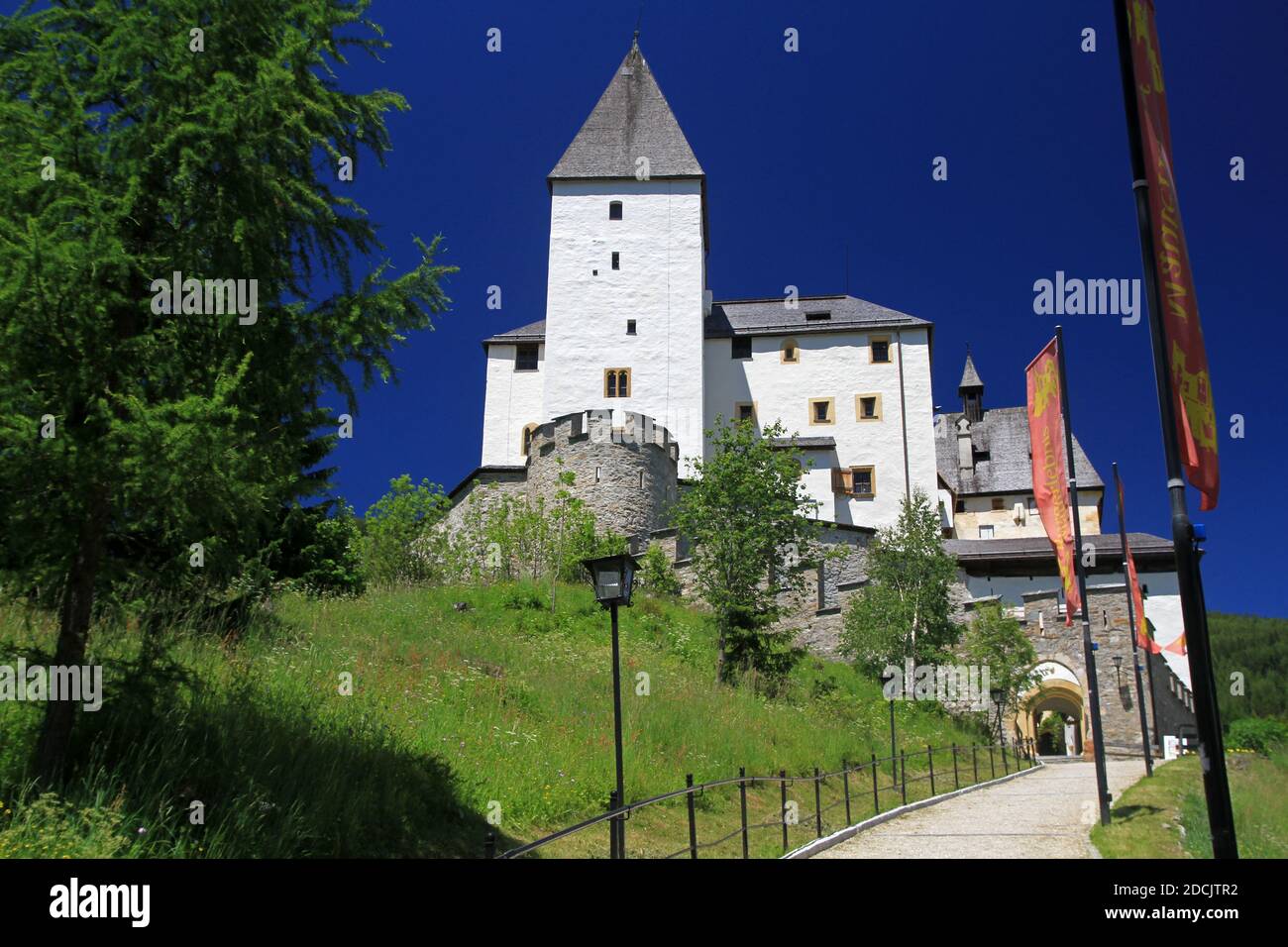 Castello di Mauterndorf, castello medievale in collina a Mauterndorf, costruito dagli Arcivescovi di Salisburgo, Austria Foto Stock