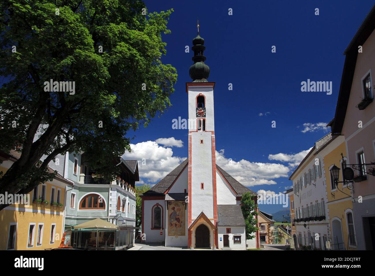 Chiesa parrocchiale di San Bartolomeo, piazza di Mauterndorf, Stato di Salisburgo, Austria Foto Stock