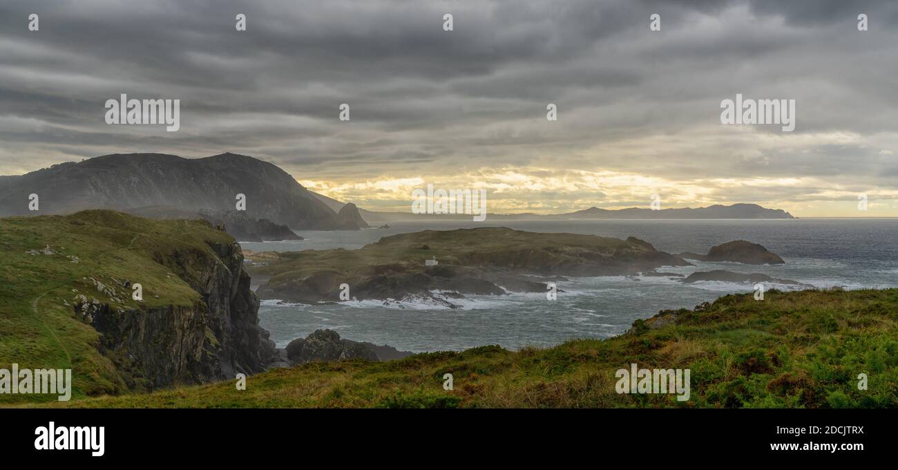 tempesta e maltempo sulla costa selvaggia e selvaggia Della Galizia nel nord della Spagna Foto Stock