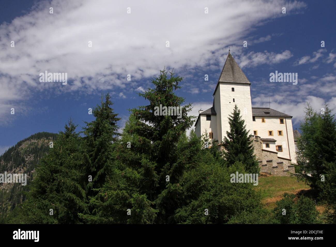 Castello di Mauterndorf, castello medievale in collina a Mauterndorf, costruito dagli Arcivescovi di Salisburgo, Austria Foto Stock