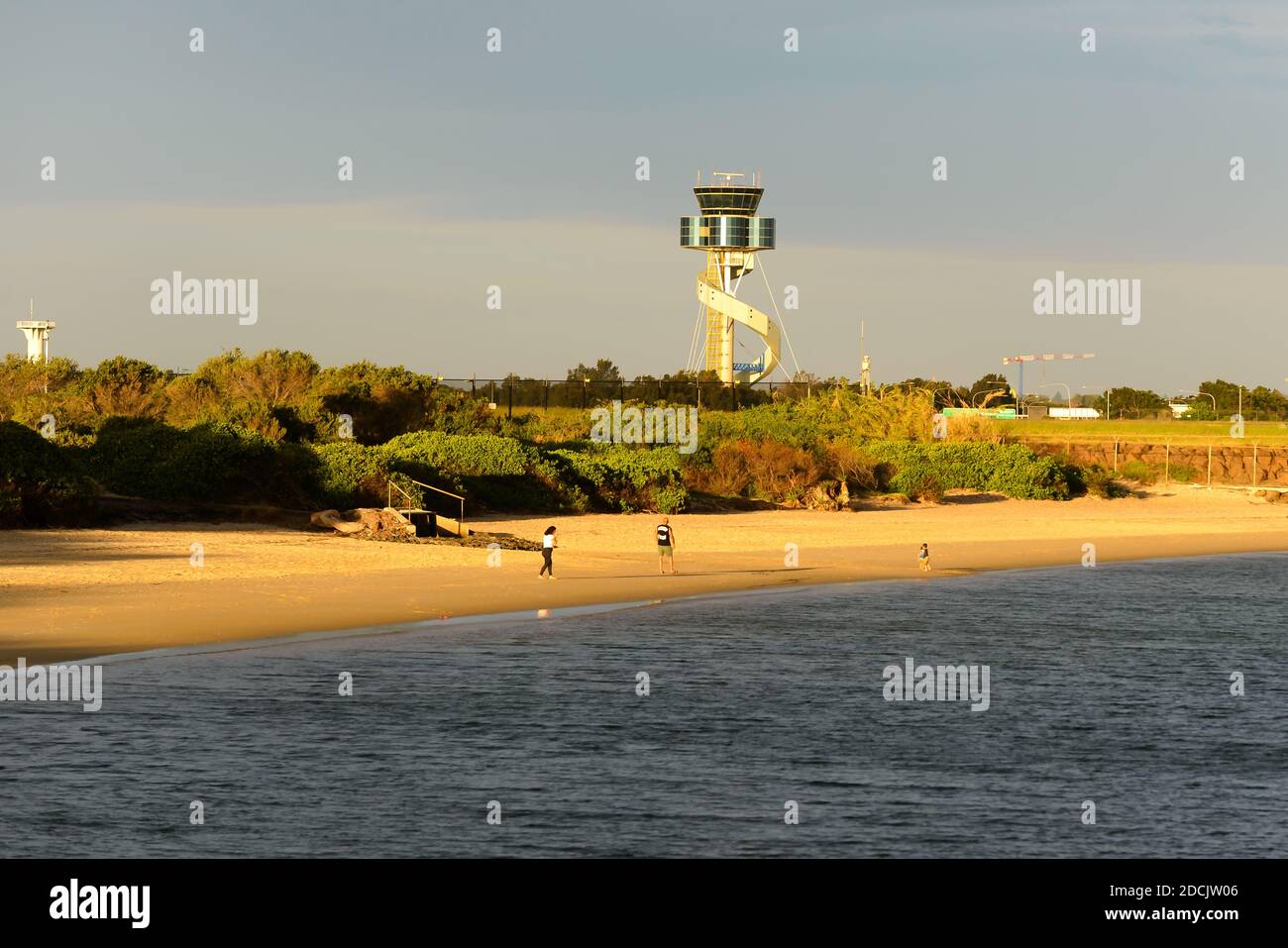 Controllo del traffico aereo dell'aeroporto di Sydney vicino alla spiaggia Plane Spotting di Mascot, Australia. Foto Stock