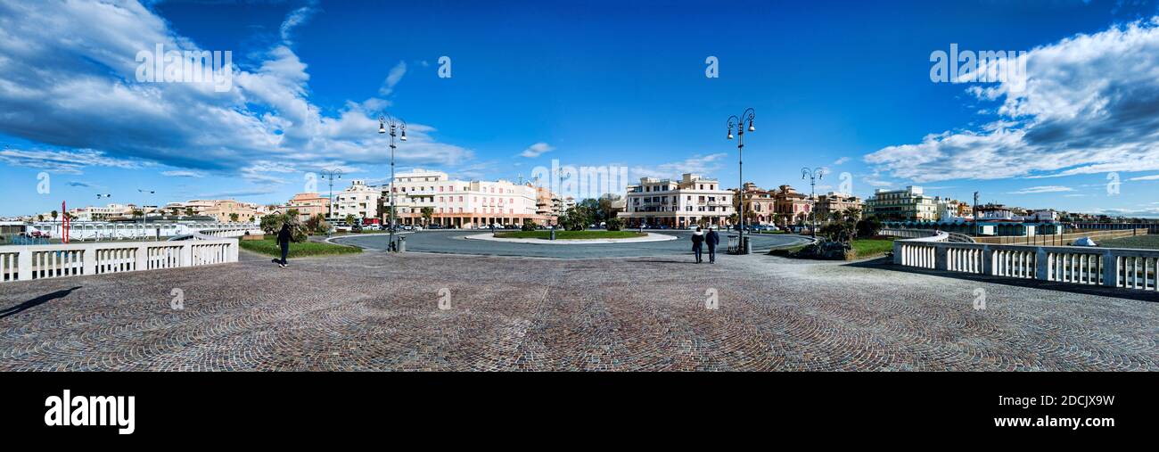 Roma, Italia - 19 novembre 2020: Panorama dal molo a Piazza Ravennati con il lungomare Paolo Toscanelli e il viale Marina, con edifici storici f Foto Stock