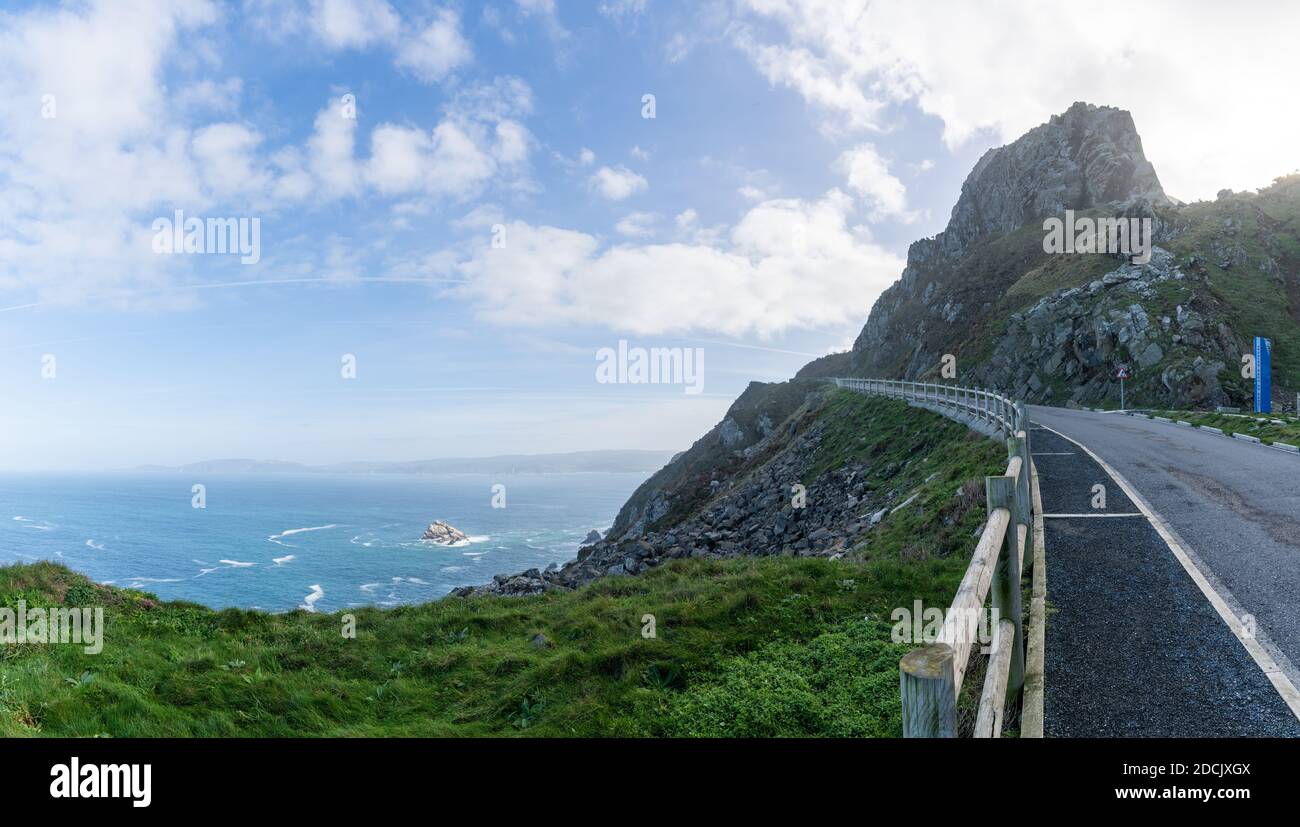 Una strada stretta che conduce lungo alte scogliere su una natura selvaggia oceano costa Foto Stock