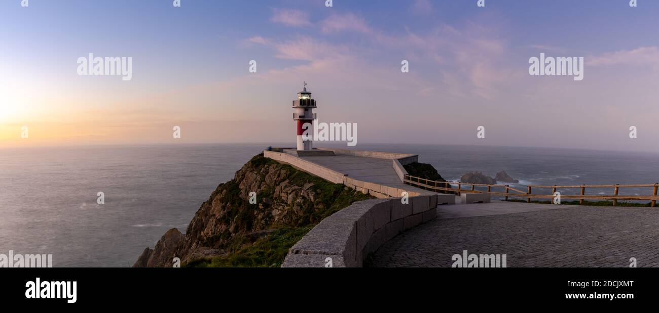 Un panorama del faro Cabo Ortegal sulla costa Della Galizia al tramonto Foto Stock
