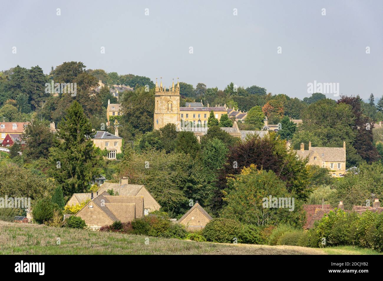 Vista del villaggio e della Chiesa di San Pietro e San Paolo, Blockley, Gloucestershire, Inghilterra, Regno Unito Foto Stock