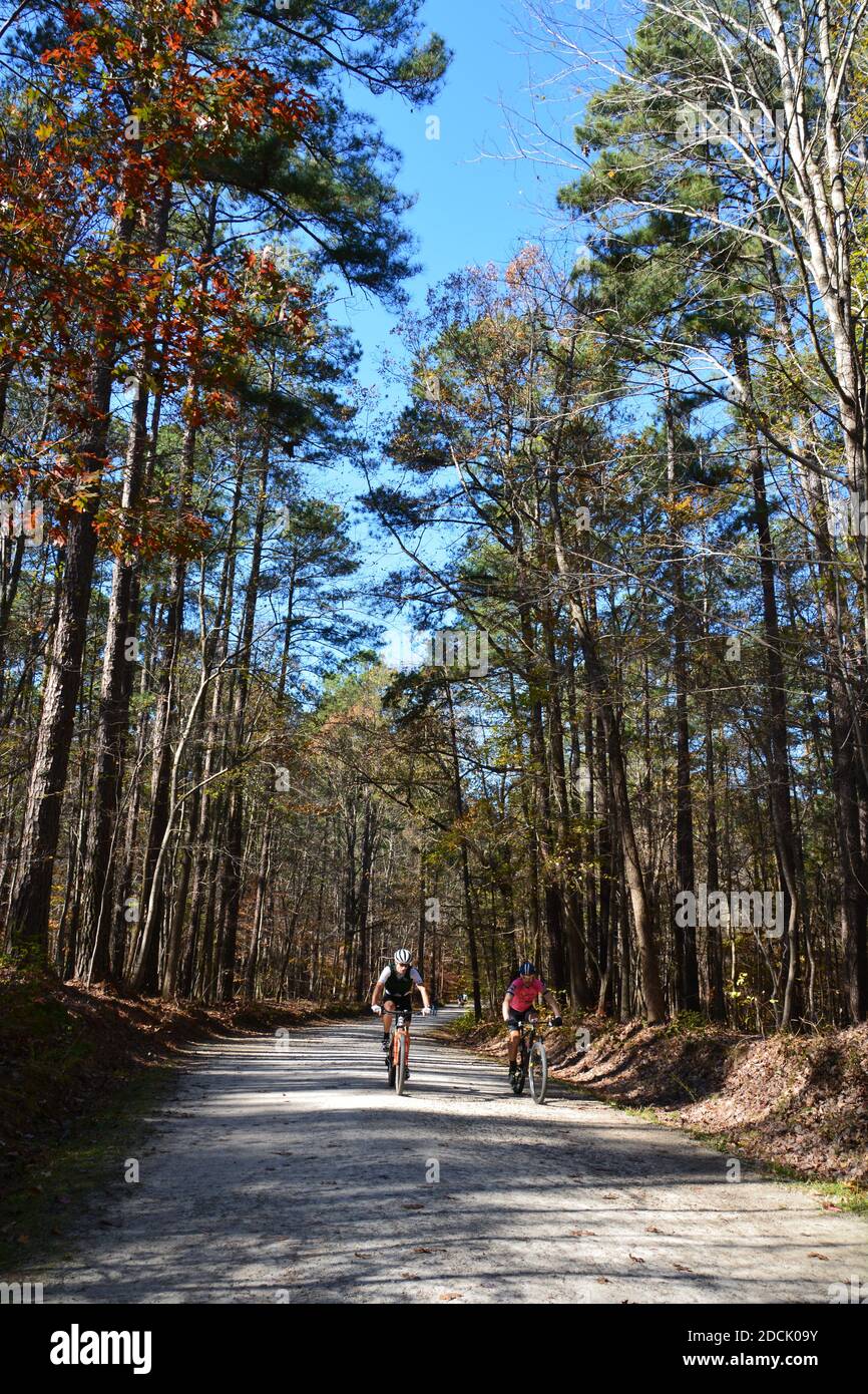 I ciclisti utilizzano i sentieri del William Umstead state Park a Raleigh, North Carolina. Foto Stock