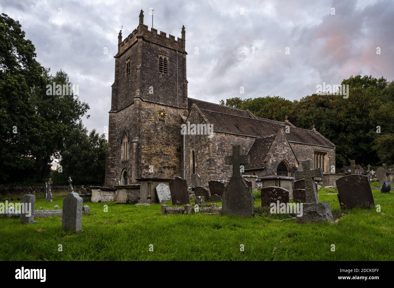 La tradizionale chiesa parrocchiale di St James a Tithherington, nel Gloucestershire meridionale. Foto Stock