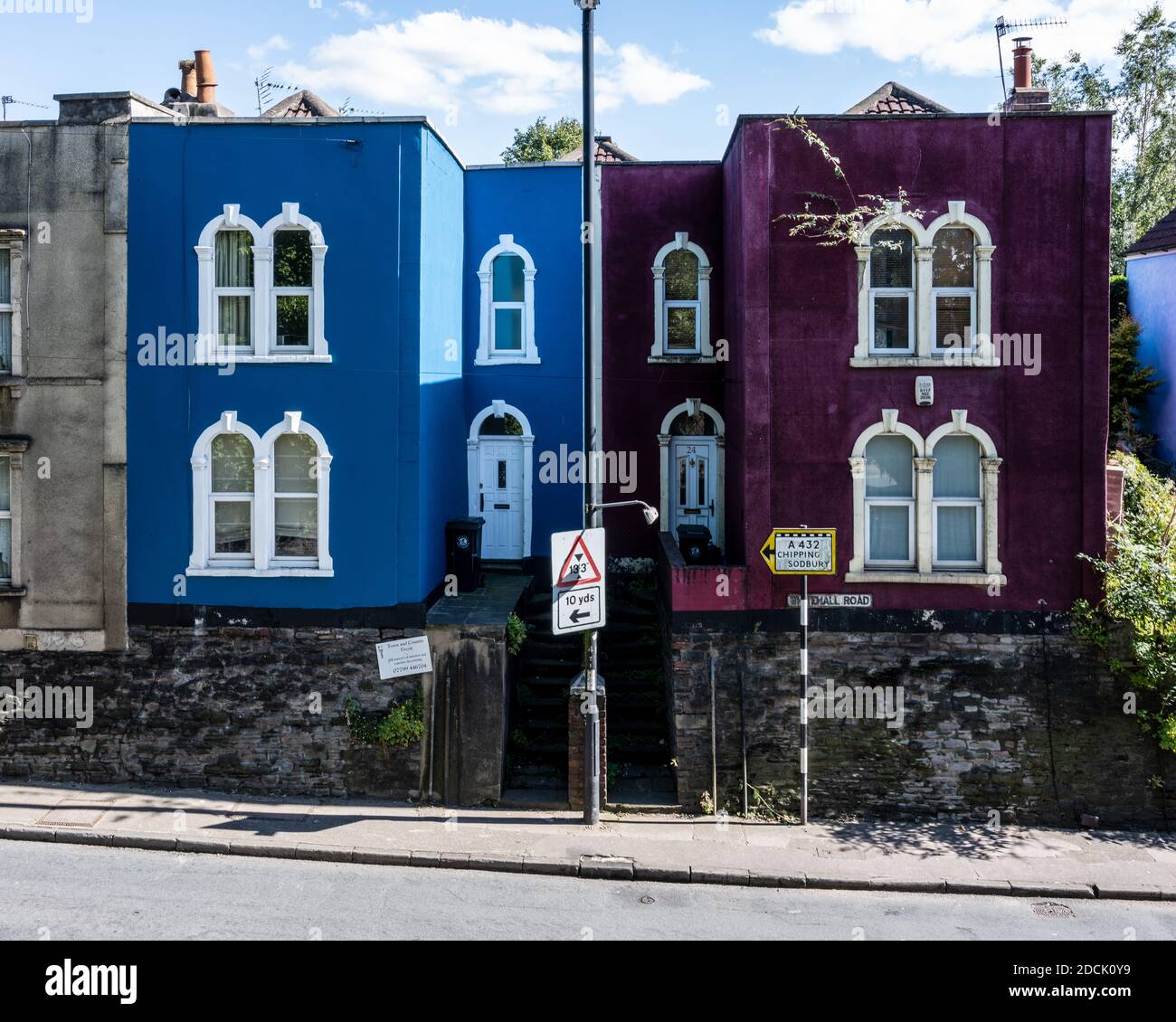 Le case sono dipinte in colori audaci su Whitehall Road a Easton, Bristol. Foto Stock