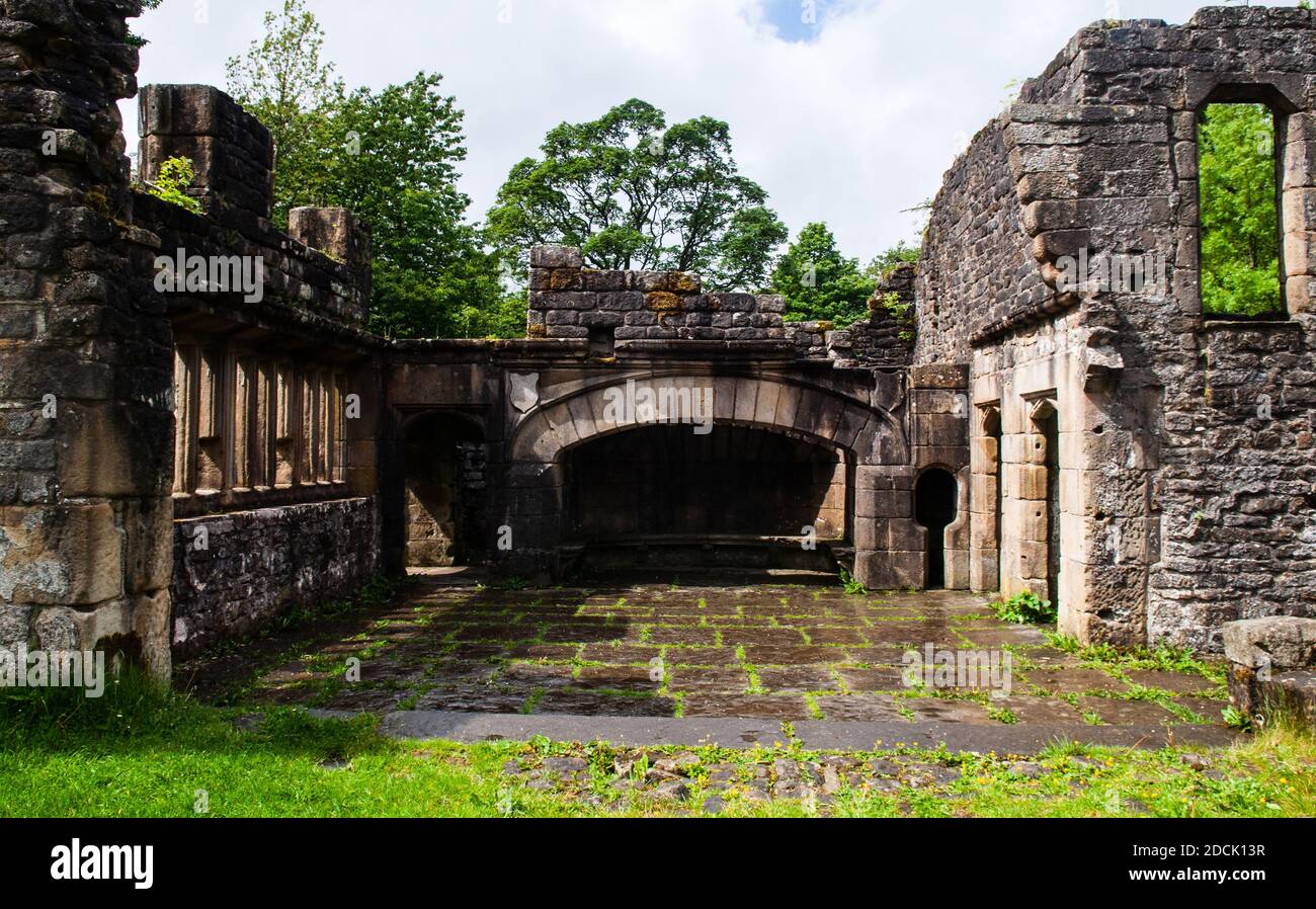 Un grande camino è uno dei pochi resti della rovinata Wycoller Hall del XVI secolo, nella South Pennines del Lancashire. Foto Stock