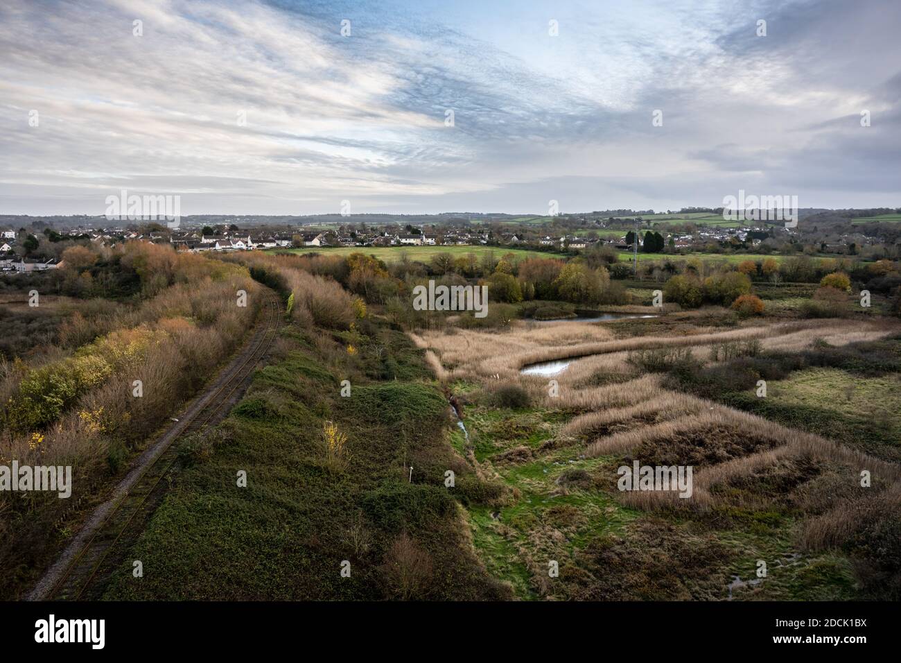 Una linea ferroviaria a binario singolo corre su un argine in eccesso dalla ferrovia Portishead al molo Royal Portbury presso la pill nel Somerset Nord. Foto Stock