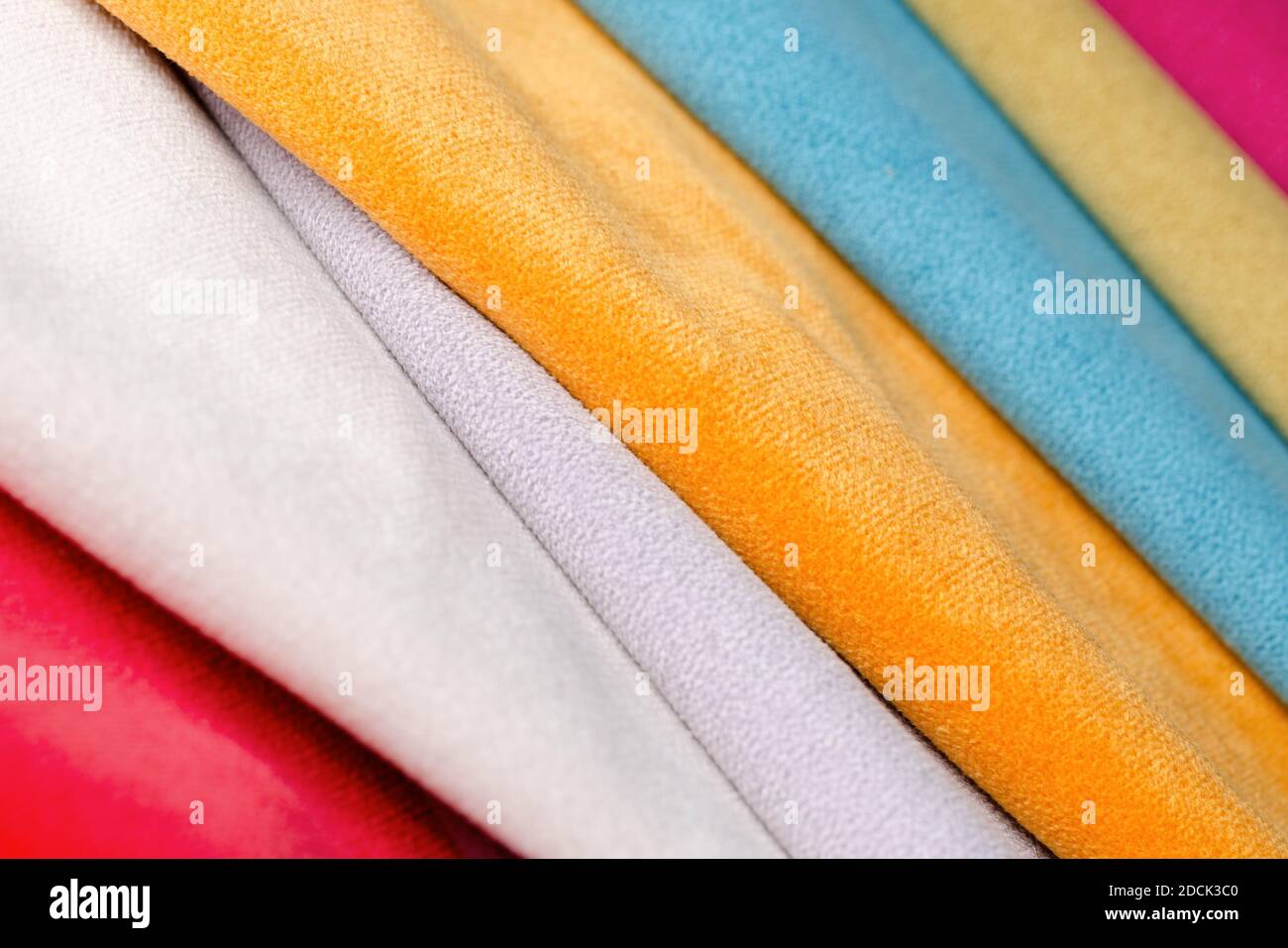 Luminosa collezione di velluto colorato campioni tessili. Tessuto di sfondo texture Foto Stock