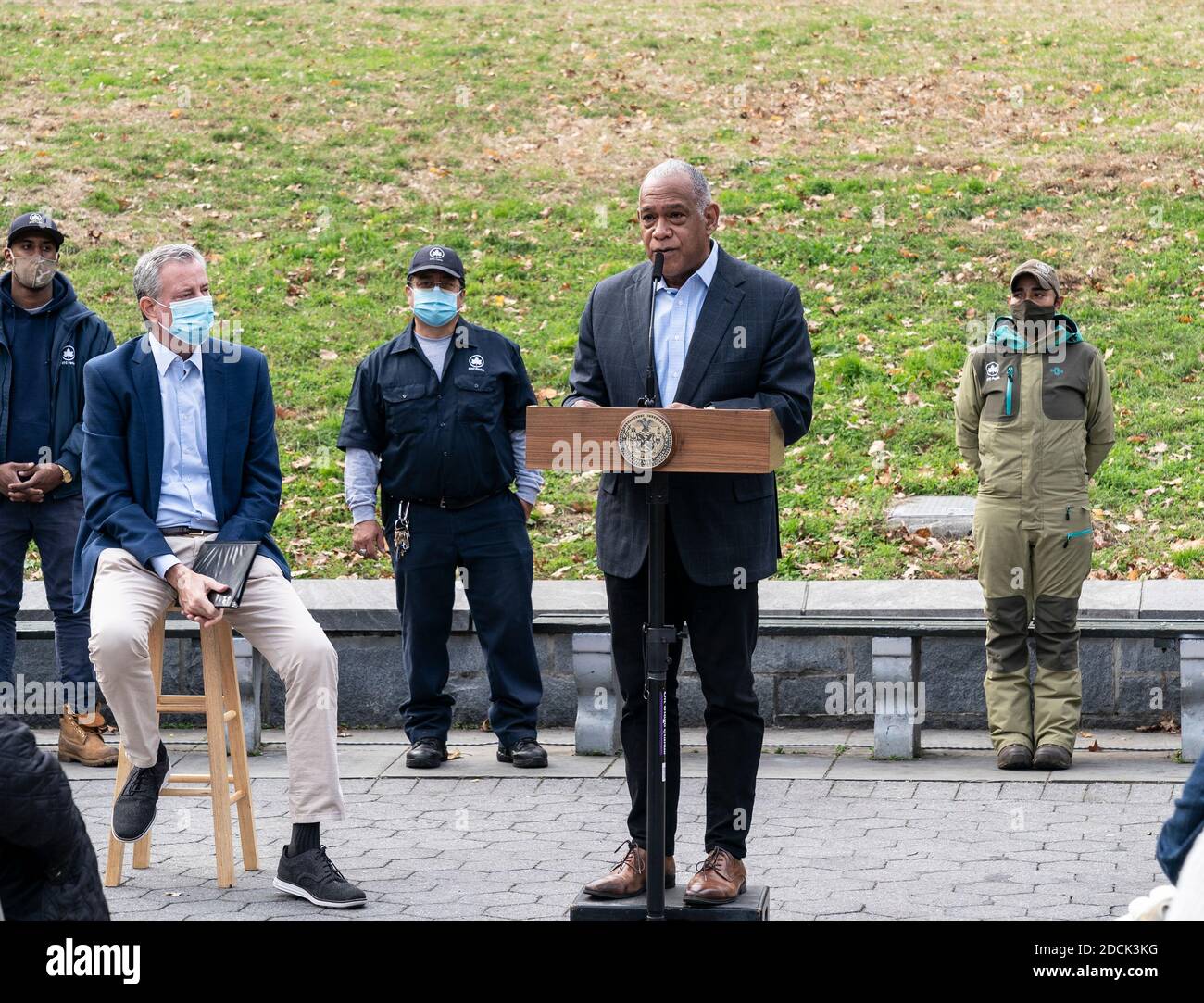 New York, Stati Uniti. 21 Nov 2020. Il commissario per i parchi di New York Mitchell Silver parla come sindaco di Blasio durante i nomi dei parchi al St. Nicholas Park di New York il 21 novembre 2020. Il prato nel parco prende il nome da James Baldwin e dal parco giochi di Langston Hughes. (Foto di Lev Radin/Sipa USA) Credit: Sipa USA/Alamy Live News Foto Stock